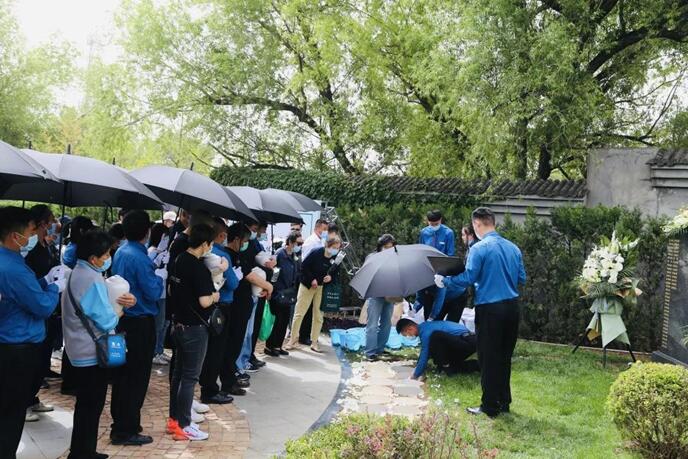 施家梁殡仪馆_天寿陵园举行节地生态葬集体仪式 第2张